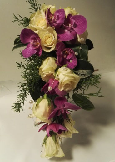 Morsiuskimppu orkideoista ja ruusuista